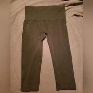 Women's black capri leggings